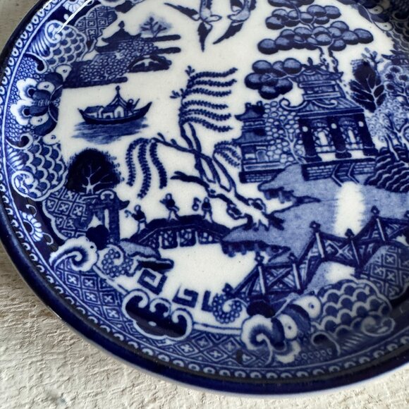 Vintage Blue Willow Trinket Dish - Blue and White Scenic Pottery Plate - Picture 4 of 9